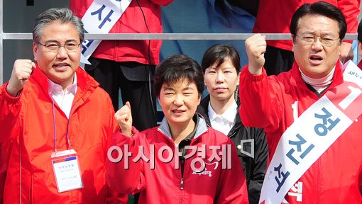 [포토]주먹 쥔 박근혜 위원장