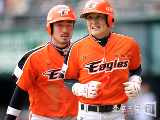 [포토] 한상훈-이대수 '홈 밟은 독수리들'