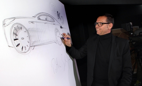 피터 슈라이어 기아차 디자인 총괄 부사장이 ‘K9’ 디자인에 대해 직접 그림을 그리며 설명하고 있다. 