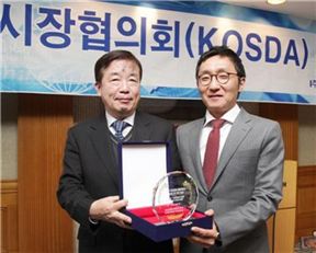 ▲28일 서울 명동 은행연합회에서 열린 '제7회 KOSDA어워즈'에서 양정우 SC은행 전무(오른쪽)가 반기로 KOSDA고문과 기념촬영을 하고 있다. 