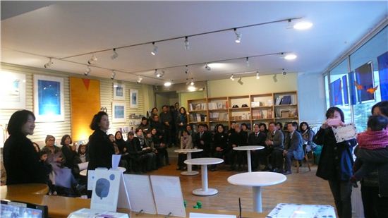 환기 미술관이 기획한 '부암동 프로젝트'의 지난 23일 오프닝 모습. 작가와 지역민이 함께 행사를 연 데 축하를 나누고 있다.