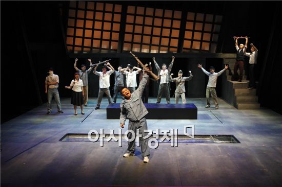5.18 역사적 비극에 아픈 사랑이 자리하다...연극 '푸르른 날에' 다음달 21일 재공연