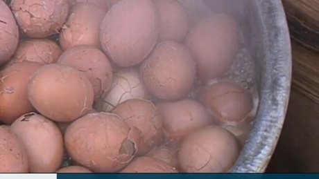 어린아이 오줌으로 삶은 '숫총각 달걀'(출처 : 유튜브)