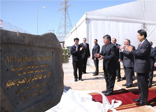 지난 달 27일 요르단 알 카트라나에서 열린 가스복합화력 발전소 준공식 현장에서 요르단 압둘라 2세 국왕(왼쪽)과 조인국 한전 부사장(오른쪽)이 기념비 제막을 하고 있다.