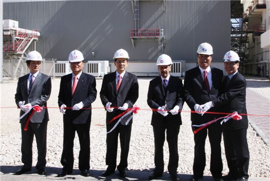 조인국 한국전력 부사장(왼쪽 세번째), 제넬 모하메드 알리레자 회장(네번째) 등이 요르단 알 카트라나 발전소 준공식 테이프 커팅을 하고 있다.