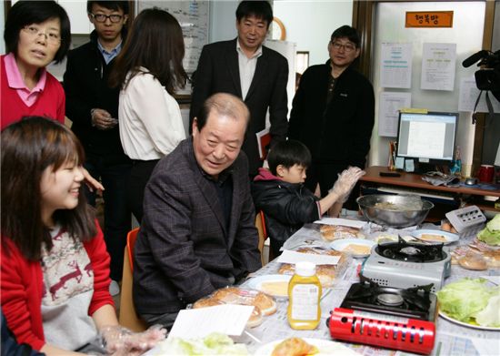 박홍섭 마포구청장이 지역아동센터를 방문, 아이들과 시간을 보내고 있다.