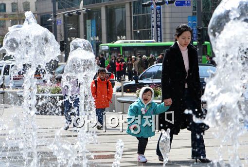 [포토] 물줄기에 신난 동심 