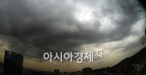[포토] 먹구름 몰린 서울 하늘