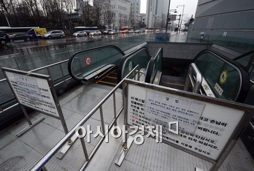 [포토] 비 올때마다 멈추는 이상한 에스켈레이터