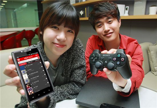 KT는 3일부터 올레닷컴에서 모토로라 스마트폰 ‘레이저(XT910K)’를 사면 소니의 인기 게임기 ‘플레이스테이션3(PlayStation3, PS3)’를 무료로 제공하는 이벤트를 실시한다. 