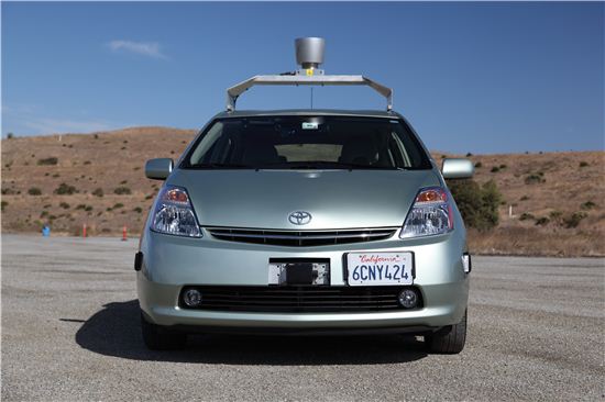 구글이 지난해 8월 공개한 무인 운전 기술이 장착된 자동차. 구글은 2010년 컴퓨터로 작동되는 무인자동차 개발 프로젝트에 착수해 최근 일본 도요타 프리우스를 개조한 무인자동차 개발에 성공했다(사진=블룸버그통신)