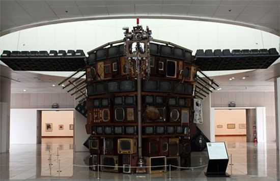 대전시립미술관 중앙홀에 있는 백남준 작품의 '프랙탈거북선'