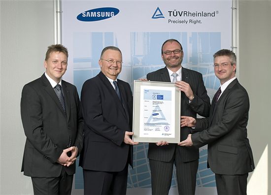 삼성전자가 지난달 말, 독일 쾰른에서 TUV 라인란드로부터 최초의 '스마트 TV' 인증서를 받고 있다. (사진 왼쪽부터) 하이코 슈미트(Heiko Schmidt) TUV Rheinland AG. 부사장, 한스 비난드(Hans Wienands) 삼성전자 상무, 볼커 클로서스키(Volker Klosowski) TUV Rheinland AG. 부회장, 프란츠 되너(Franz Doerner) 삼성전자 현지법인 매니저
  
