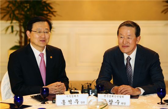 홍석우 장관-허창수 회장 만나 경제계 현안 논의