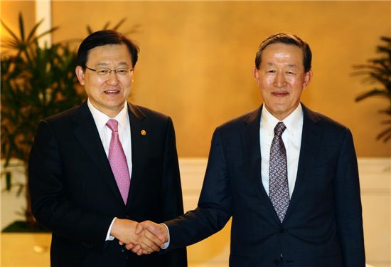 홍석우 장관-허창수 회장 만나 경제계 현안 논의