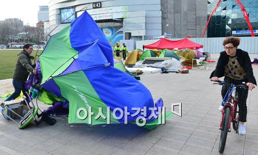 [포토] 강풍에 뒤집어진 텐트