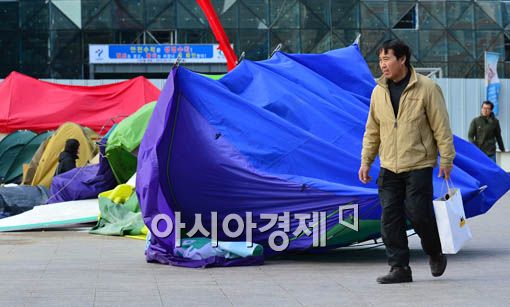 [포토] 텐트 뒤집은 강풍