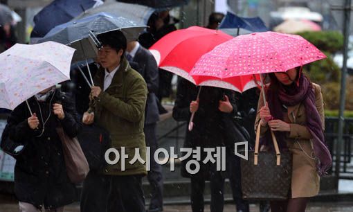 ▲ 3일 전국에 강풍이 몰아닥친 가운데 서울 광화문에서 행인들이 우산을 들고 곤혹스러워하고 있다.