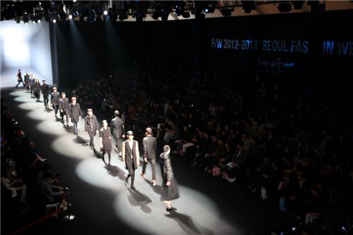 7일까지, 서울은 패션위크가 한창 