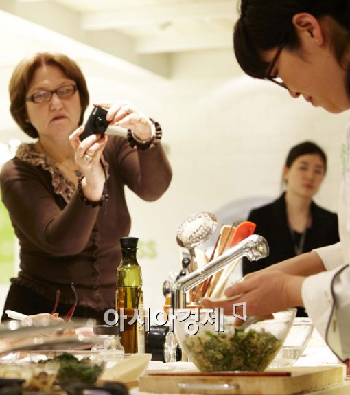 [포토] 비빔밥이 신기한 주한 대사 부인들