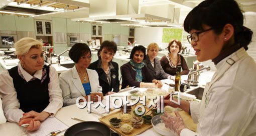 [포토] "비빔밥 만들기 재미있습니다"