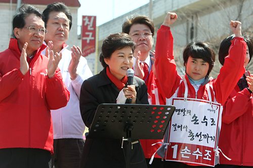 1일 부산 사상구 괘법동에서 손수조 후보(부산 사상)의 지원유세차 거리유세장을 찾은 박근혜 중앙선거대책위원장과 김형오·김무성·장제원 의원(뒷줄 왼쪽부터).<사진제공: 새누리당>
