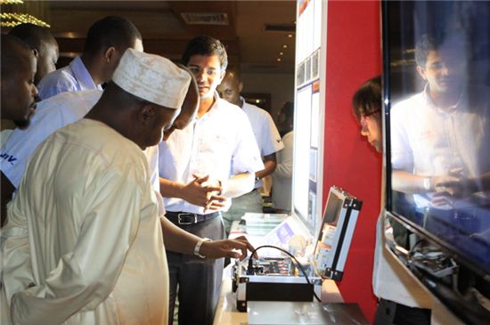 최근 케냐 나이로비에서 열린 '제8회 에너지 경영 시상식'에서 LG전자가 케냐 LG전자 에어컨 아카데미에 적용된 LED 조명, 태양광 시스템, 인버터 기술 등을 시연하고 있다.  
