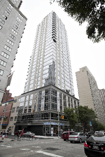 뉴욕 맨하튼 어퍼이스트에 위치한 34층짜리 레지던셜 타워. 이곳 펜트하우스의 시세는 568만달러(약64억2000만원)에 달한다(사진=블룸버그통신제공)