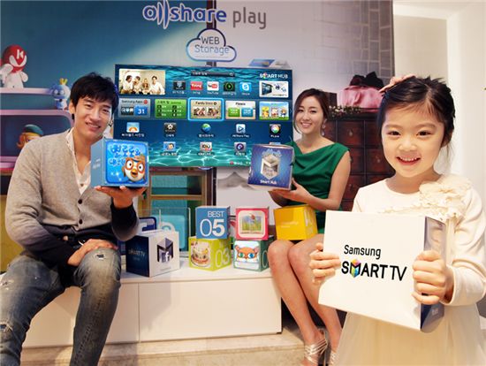 삼성전자의 모델들이 '삼성 앱스TV' 2주년을 맞아 인기있는 앱들을 소개하고 있다.

