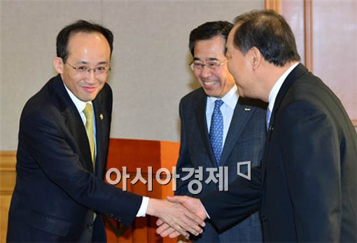 [포토] 악수 나누는 추경호