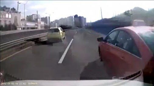 ▲ 여성운전자의 차량 블랙박스에 찍힌 택시(오른쪽)와의 충돌 장면
(출처: 온라인 커뮤니티)