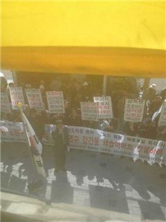 ▲ 어버이연합 회원들이 김용민 후보 사무실 앞에서 시위중이다. 김원국씨(@kimwonkuk)가 트위터를 통해 현장 모습을 전했다.
