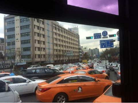 ▲ 6일 오전 발생한 지하철 2호선 운행 중단 사고 여파로 지하철역 인근 도로도 큰 정체를 빚고 있다. 사진은 을지로3가역 인근. (출처: 트위터 아이디 @kju**)