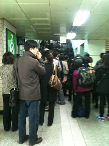 ▲  6일 오전 발생한 지하철 2호선 운행 중단 사고 여파로 지하철을 기다리는 시민들이 승강장에서 역사 계단까지 늘어서 있다. 사진은 건대입구역 내부. (출처: 트위터 아이디 @may**)