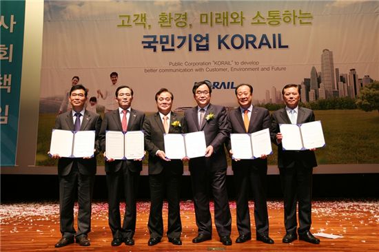 정창영(왼쪽에서 4번째) 코레일 사장이 임원들과 계약서를 펼쳐보이며 포즈를 잡고 있다.
