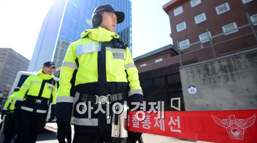 [포토] 일본대사관 주변 둘러보는 경찰