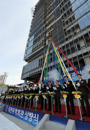 대전무역회관이 착공 2년만인 6일 상량식을 열었다.