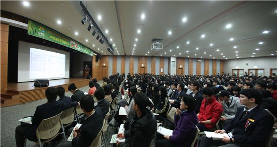 수시대비설명회인 '올해도 수박먹자' 행사에서 학생들이 수시전형 준비방법에 대해 듣고 있다.
