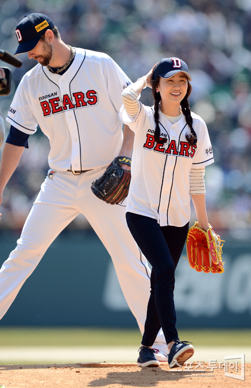 [포토] 박하선 '마운드는 니퍼트에게 넘겨주겠어요'