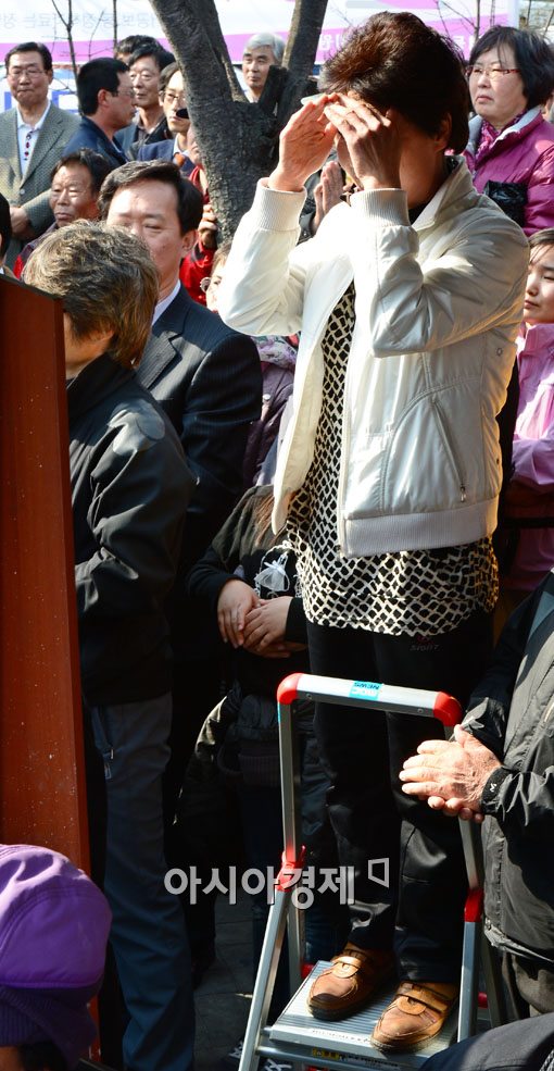 [포토] 사디리에 위에 올라서..