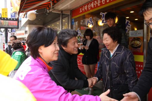 배우 권해효(왼쪽 두번째)씨가 심 후보(왼쪽 첫번째)과 유권자들에 악수를 하고 있다.