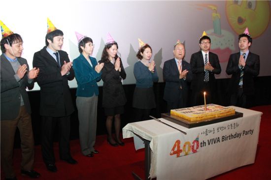 김승호 보령제약그룹 회장(오른쪽에서 세번째)과 김은선 보령제약 회장(왼쪽에서 세번째)이 6일 '비바 버스데이' 행사에 참가해 4월 생일을 맞은 직원들을 축하하고 있다.
