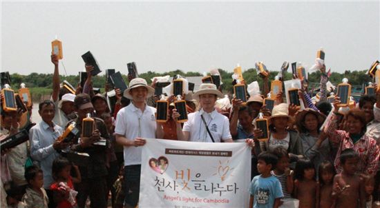 엔제리너스커피, 캄보디아에 '태양광 램프' 전달