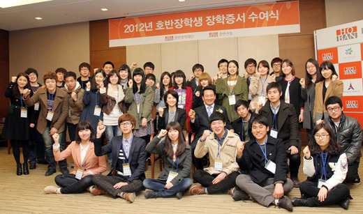김상열 호반건설 회장(2번째줄 왼쪽에서 2번째)과 2012 호반 장학생들 / 호반건설
