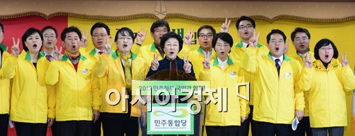 [포토] 한명숙 "꼭 투표 해주세요"