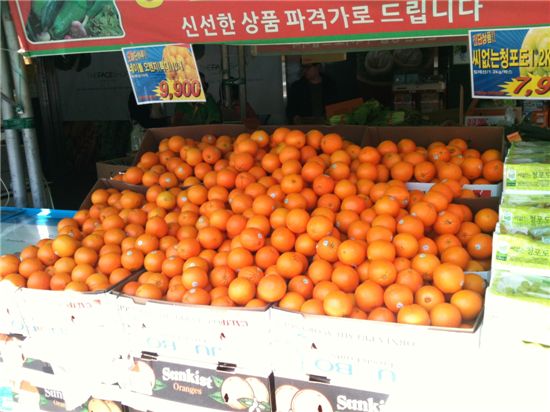 ▲한 SSM이 매장 외부에 별도의 매대를 설치해 오렌지를 판매하고 있다.