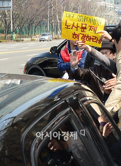 [포토] 박근혜 위원장 차량 막아서는 영남대 병원 노조원