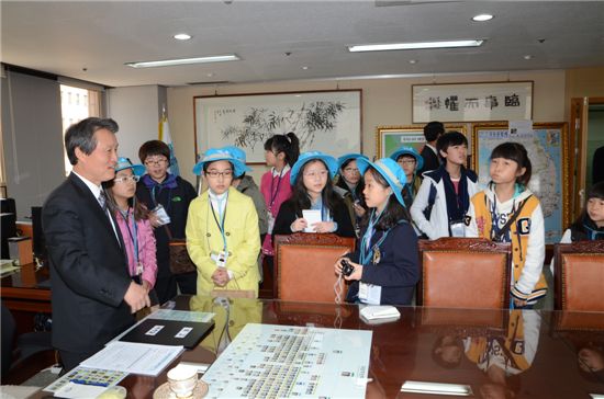 2기 국토해양부 어린이 기자단이 장관실을 둘러보며 권도엽 국토부 장관에게 궁금한 점을 묻고 있다.