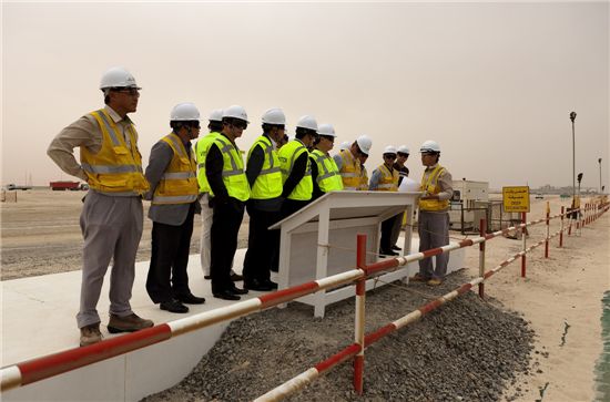 현대건설의 13개사 우수협력 업체 직원들이 UAE 현장을 둘러보며 설명을 듣고 있다.