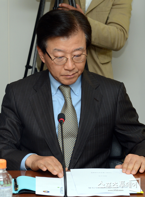 [포토] 이사회 안건 살피는 삼성 김인 사장 